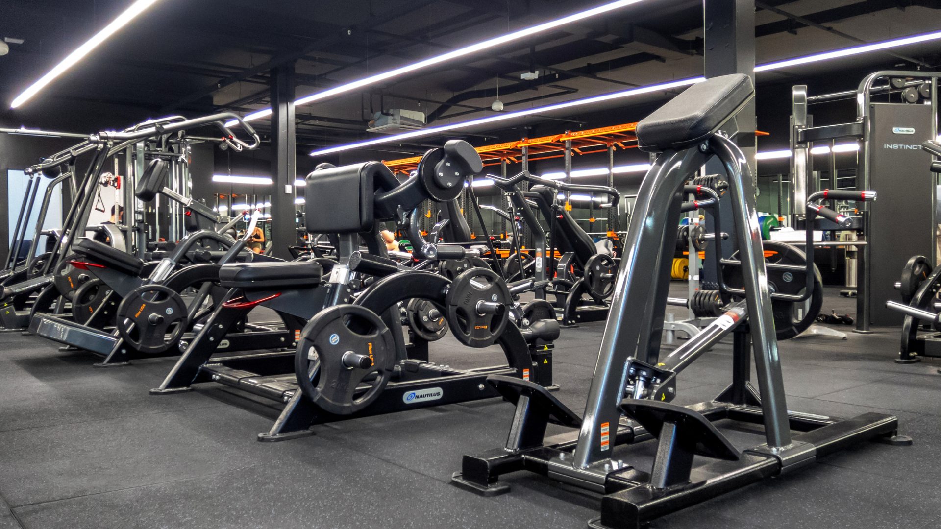 Plate-loaded machines with the rig behind